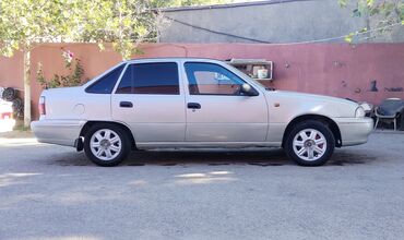 Daewoo: Daewoo Nexia sedan, gümüşü rəng. Kompakt və geniş salonlu şəhər — 3