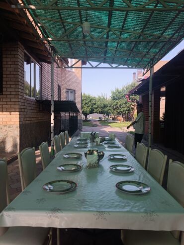 Отели и хостелы: Сдаю дом в аренду. С бассейном в Бишкеке. есть 5 номеров с душевом, и — 15