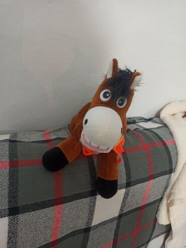 продаю в связи с переездом: Игрушки по 200 сом каждая в прекрасном состоянии . Осёл из мультика