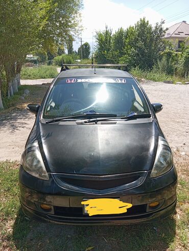 скупка авто в любом состоянии: Черный хэтчбек Honda Fit с пятидверным кузовом. Автомобиль оснащен