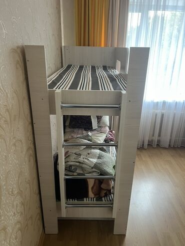 шкаф для верзней одежды: Двухъярусная кровать из светлого дерева с лестницей на второй ярус