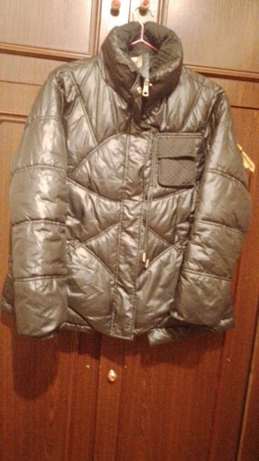 женские пуховики с меховой отделкой: Kurtka.Yaxwl veziyyetdedi.5 manat.Tund qaradl