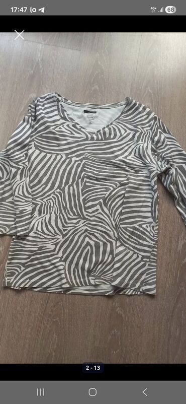 Рубашки: Продаётся женская одежда: рубашки, футболки, кофты, брюки. Есть новые — 9