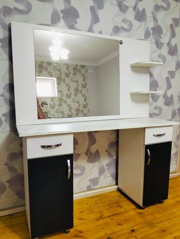 Salon masaları: İşlənmiş, Makiyaj üçün masa, Güzgülü