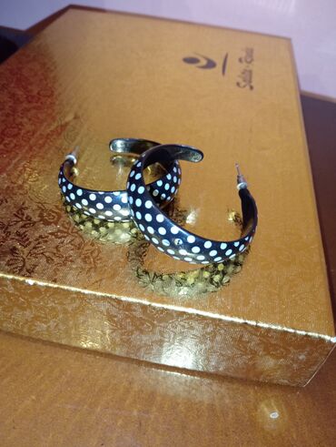 Bilərziklər: 2 manat qolbaq sırğa boyunbağı 
ünvan Bakı sağlamlıq mərkəzi — 4