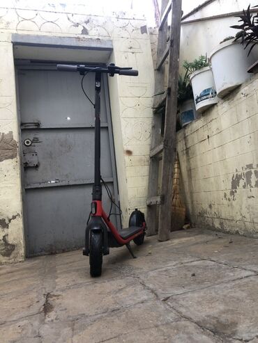 Qayçılar, bıçaqlar: 25 suret Bu, qırmızı və qara rənglərdə olan elektrikli skuterdir
