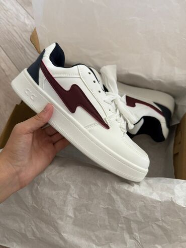 Women's Sneakers and athletic shoes: Шикарные кроссовки уни на каждый день 😍 отличного качества и очень