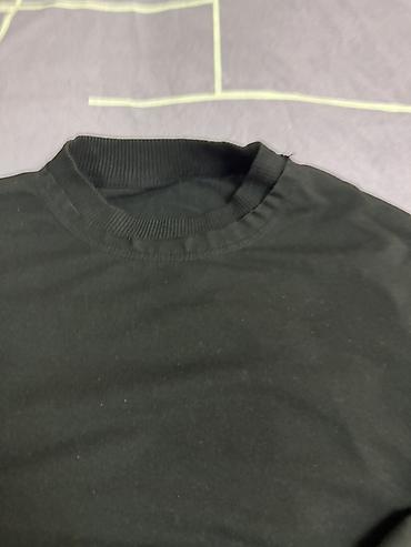 kişi plaşları: Qara rəngli unisex svitşot - Sadə və minimal dizayn - Yarım boğaza — 2