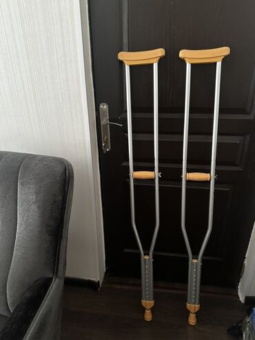 Yerimək üçün arabalar, çəliklər, əsalar, rollatorlar: Cüt dayaq ağacı. Əsasən alüminiumdan hazırlanıb, hündürlüyü