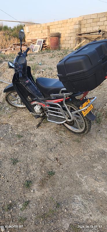 Moped/skuterlə tipli şəhər motosikleti - Rəng: qara, qırmızı detallı