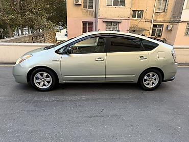 Nəqliyyat: Toyota Prius (II nəsil) hibrid liftbek Xüsusiyyətlər: - Hibrid — 9