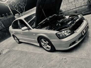 Subaru: Автомобиль Subaru Legacy серебристого цвета. Модель с открытым капотом