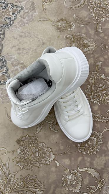 Кроссовки и спортивная обувь: Кроссовки белые мужские так же и для девушек подойдет размер 41 — 7