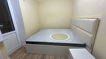 двуспальная кровать с подъемным механизмом: Двуспальная кровать с мягким высоким изголовьем и встроенным