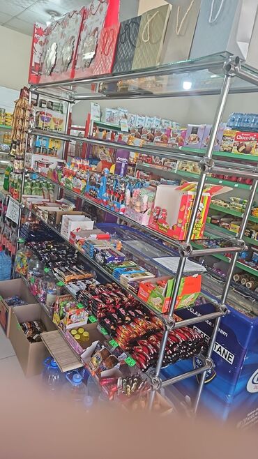 Baklar və çənlər: Mağaza vitrini 6 polkalı şüşədən. uzunluğu 2 m, hündürlüyü 2 m, eni 40