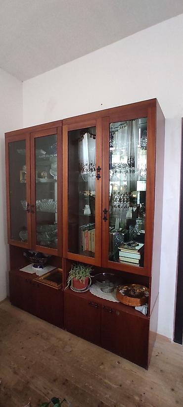 Dolablar: Taxta vitrinalı şkaf-bufet - Material: ağac karkas, ön hissə şüşə — 1