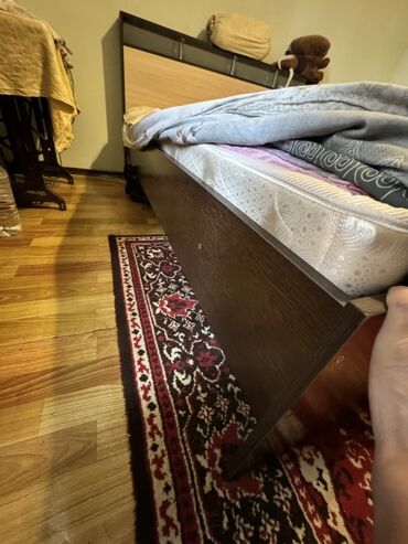 функциональные кровати для дома: Двуспальная кровать с изголовьем из ламинированного мдфвыполненная в