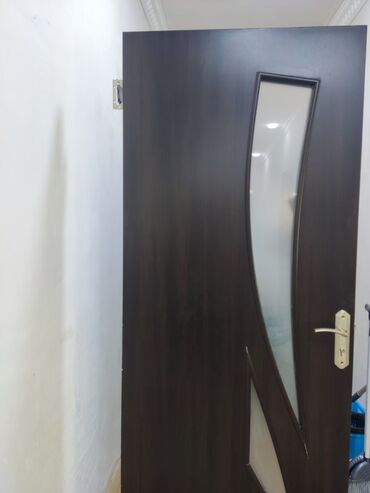 otag qaplari: Qəhvəyi rəngdə, şüşəli daxili qapı. Müasir dizaynı ilə seçilir və