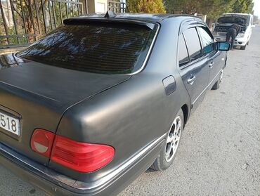 Mercedes-Benz: Mercedes-Benz E-Class (W210) sedan - Kuzov: qara rəng, 4 qapı, sedan — 1