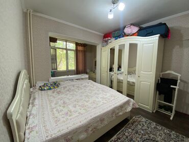 срочно продаётся 1 комнатная квартира в районе ошского рынка по улице кенсуйская: 2 бөлмө, 48 кв. м, 105-серия, 3 кабат, Евроремонт