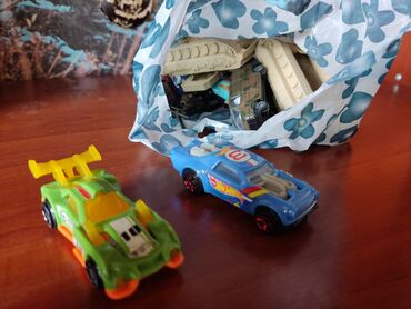 Hot Wheels brendindən olan bu oyuncaq maşınlar uşaqlar üçün əyləncəli