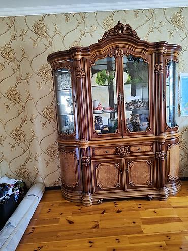 şuşəli dolab vitrini: Klassik üslubda vitrin-bufet mebeli. - Material: təbii ağac əsaslı — 1