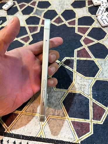 iphone 15 sadə: IPhone 15, Yaşıl, Face ID — 4