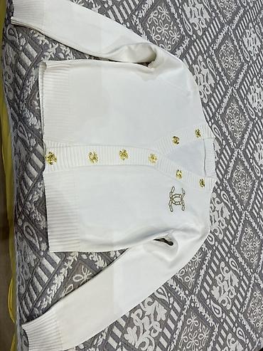 Ağ rəngdə jaket.Yenidir.Hədiyyə alinib lakin balaca olub deyə