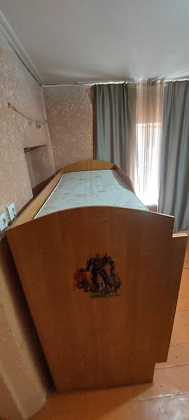 bunk bed: Двухъярусная детская кровать из ЛДСП/массива в тёплом древесном — 2