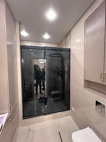 Душевые перегородки и ограждения: Стеклянные прямые душевые перегородки из закаленного стекла. Тип — 10