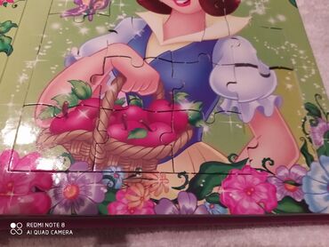 Knjige i stripovi: Knjiga slagalica i štapić za princeze. Knjiga ima tvrdi povez, formata — 3