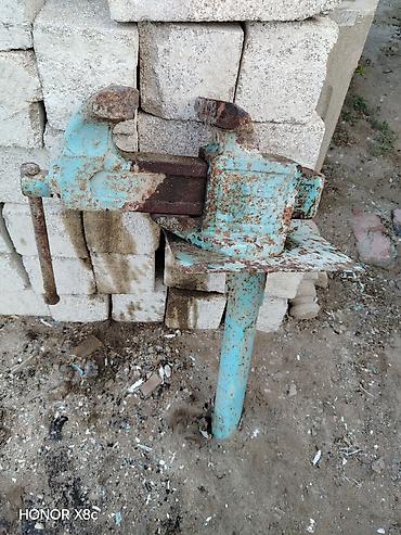 Ağırgövdəli metal işləri üçün tezgah məngənə - Material: Döküm polad