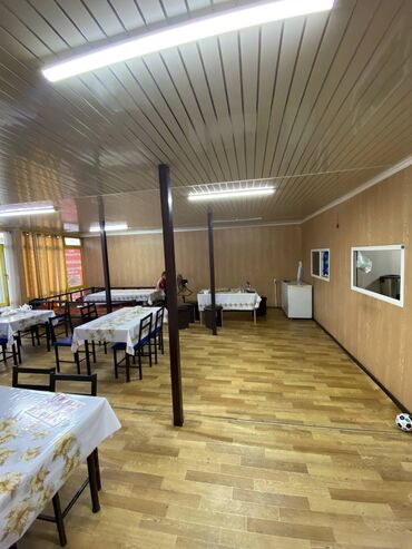 оборудование для кафе бу: Просторный зал для кафе/столовой с готовой посадкой. Характеристики и