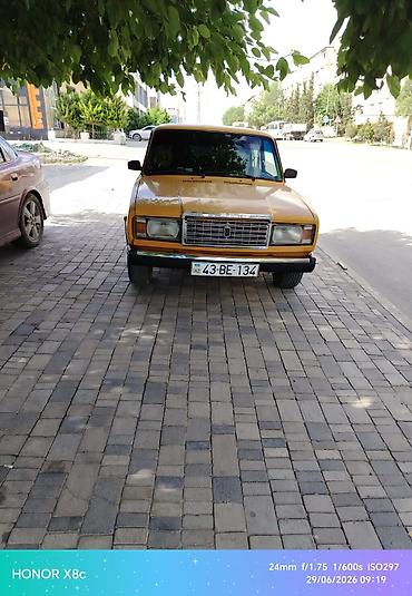 sorento fara: VAZ 2107, sarı rəngli sedan Xüsusiyyətlər: - Korpus: klassik sedan — 3