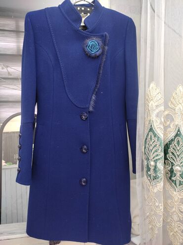 мужское зимнее пальто с капюшоном: Элегантное женское пальто насыщенного синего цвета. - Прямой силуэт