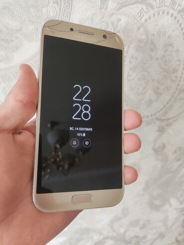 телефон конор: Samsung Galaxy A5 2017, Б/у, 32 ГБ, цвет - Золотой, 2 SIM