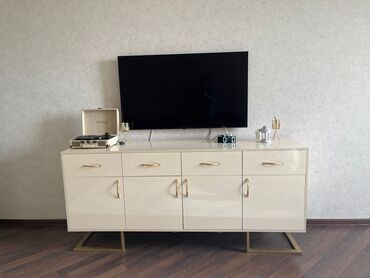 tv altlığı: Tv altliqi təzədi 2ci sekilde xirda bir deffekti var gösdermisem