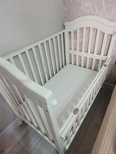 bunk bed: Детская кроватка классическая, цвет белый. Б/у. С одной стороны — 2
