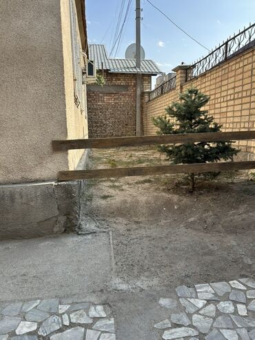 поле чудес: Частный двор/участок с вымощенными дорожками и навесом - Уютный двор