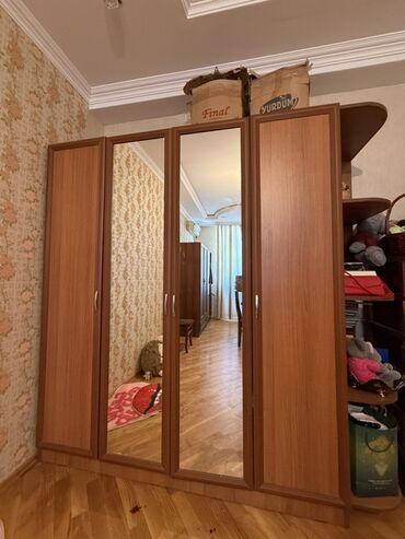 Dolablar: İşlənmiş, Açılan, 4 qapılı Düz dolab, Qarderob, paltar dolabı