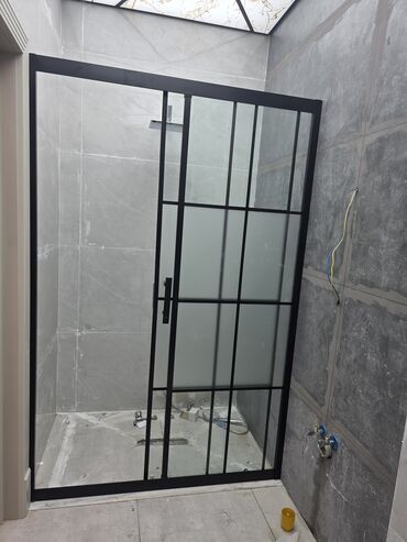 hamam ucun dolab: Qara çərçivəli, şüşə duş kabinəsi. Qismən mat şüşəli dizaynı ilə