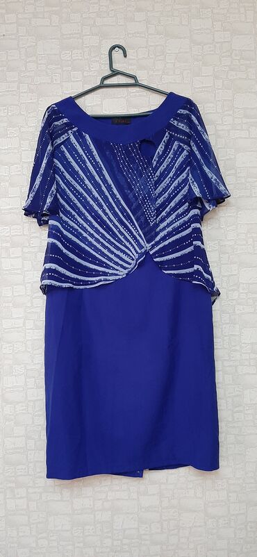 Çimərlik geyimləri: Qadın ziyafət paltarları dəsti - Rənglər: əsasən kral mavisi və