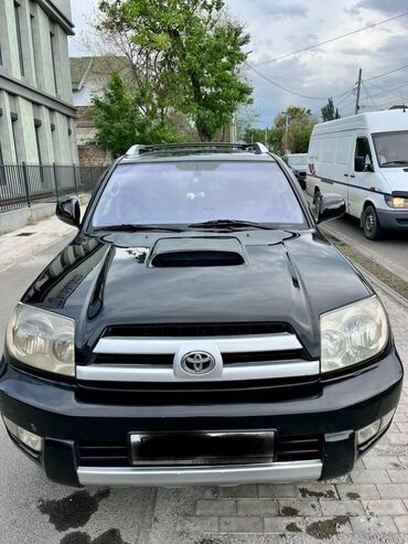 квадроцикл satışı: Черный внедорожник Toyota 4Runner. Оснащен рейлингами на крыше, люком