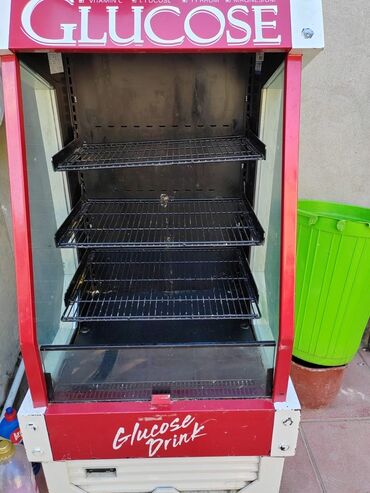 Витрины-холодильники: Şüşə qapılı və daxili rəfləri olan "Glucose Drink" markalı qırmızı-ağ