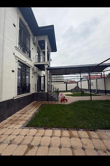 Продажа коттеджей и домов: Двухэтажный дом в классическом стиле с благоустроенным двором. - — 3