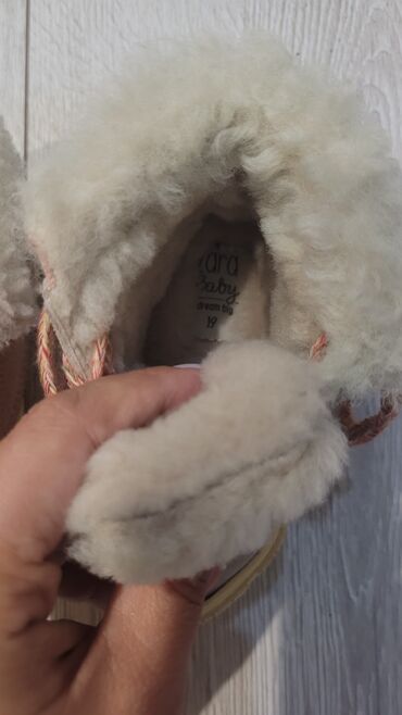 детская зимняя обувь на овчине: Zara оригинал.( овчина) В хорошем состоянии