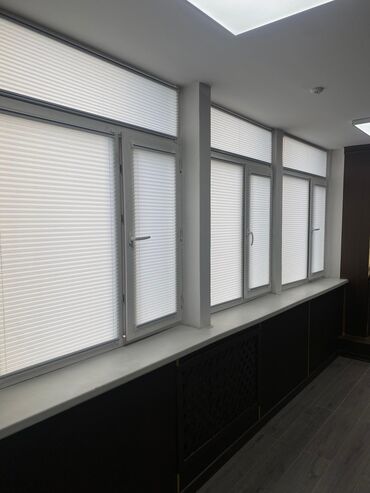 Жалюзи и рольшторы: Плиссированные шторы бежевого цвета, устанавливаются непосредственно — 3