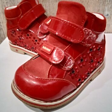 Детская обувь: Продам Б/У ортопедические демисезонные ботинки на девочку. Жёсткий