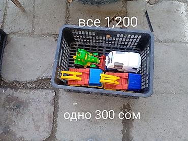 Набор детских игрушечных машинок и техники в пластиковых ящиках