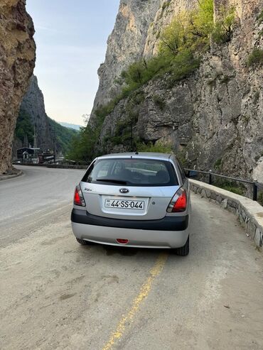 Kia: Kia Rio hatchback - Kuzov: 5 qapılı hatchback, gümüşü rəng - Mühərrik — 8